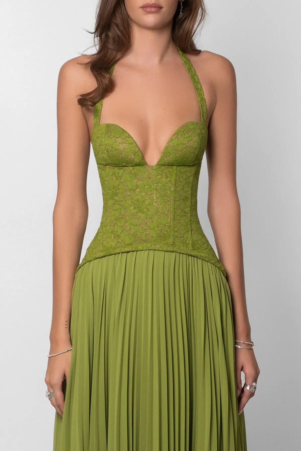Vestido de Invitada de Boda Largo Verde Elegante con Diseño Plisado
