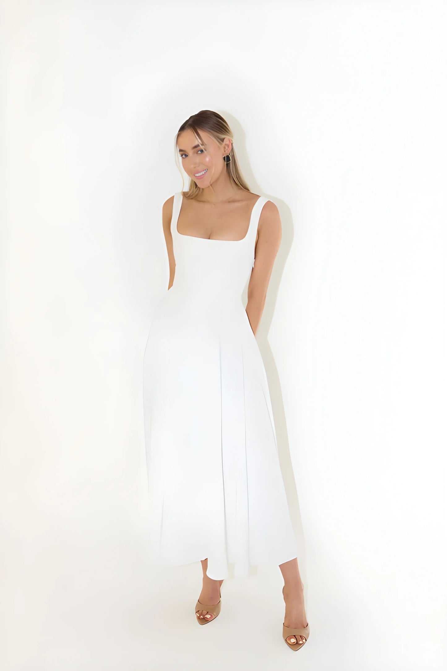 Vestido de invitada de boda midi elegante clásico con escote cuadrado y tirantes