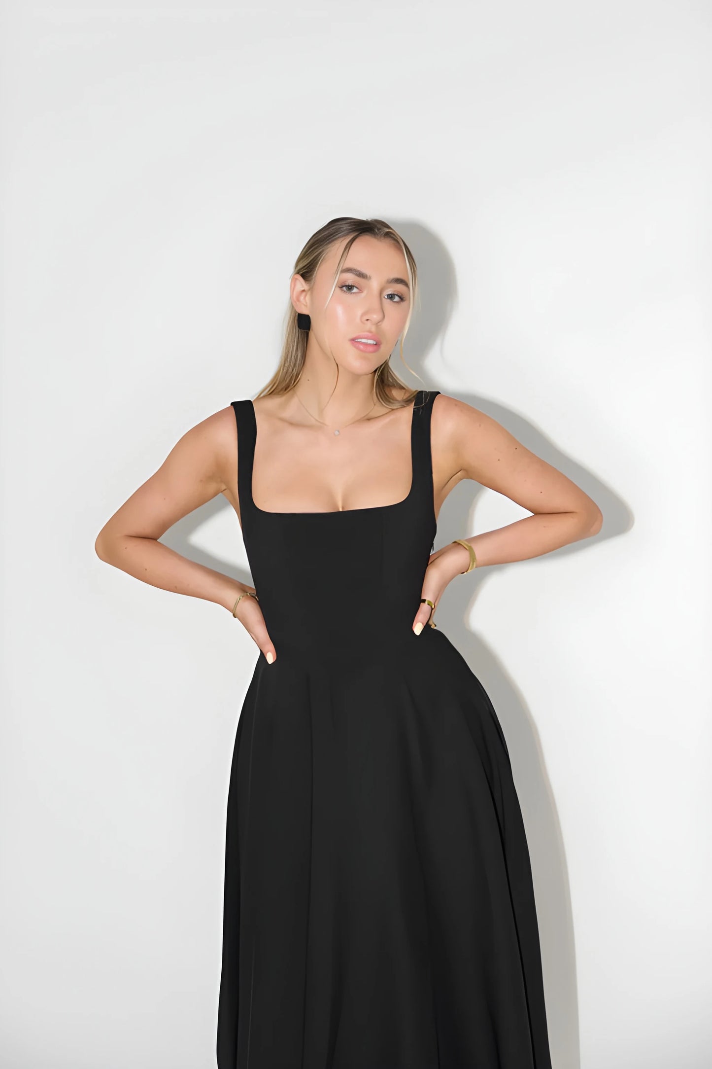 Vestido de invitada de boda midi elegante clásico con escote cuadrado y tirantes